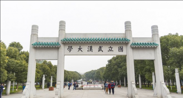 武大教授涉骚扰女生 校方：解聘撤销教师资格