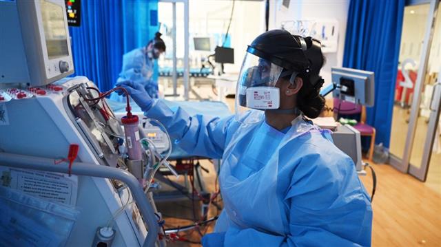 面对死亡！ICU医护高压崩溃 爆4000护士缺口
