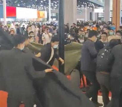 车展特斯拉展台再现维权！黑布大汉上阵