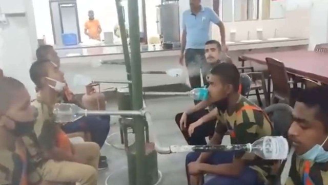 印度士兵围坐在高压锅旁吸蒸汽“消毒”