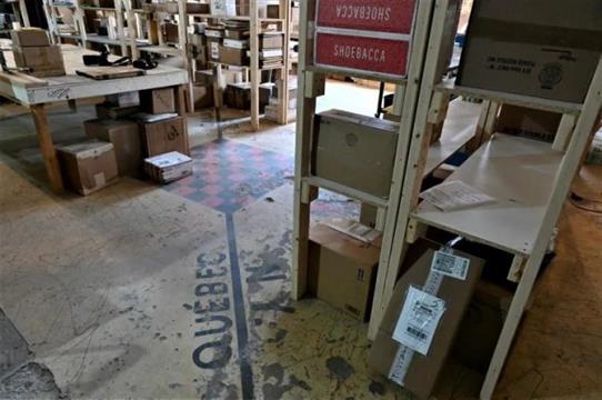 自家老宅跨加美边界 加拿大老人靠代收包裹发了