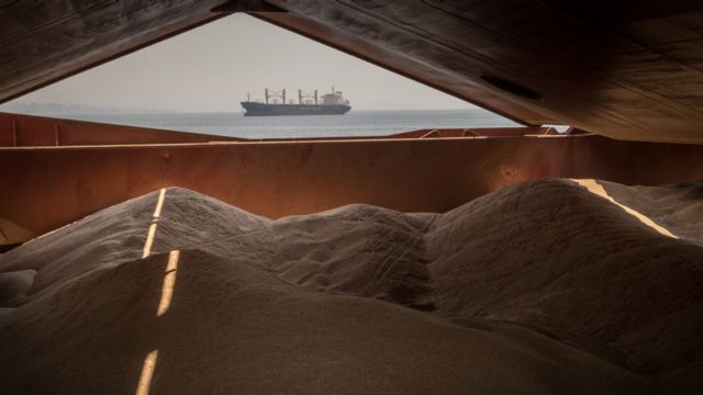 乌克兰粮船通过一条长310海里，宽3海里的黑海走廊出口粮食。