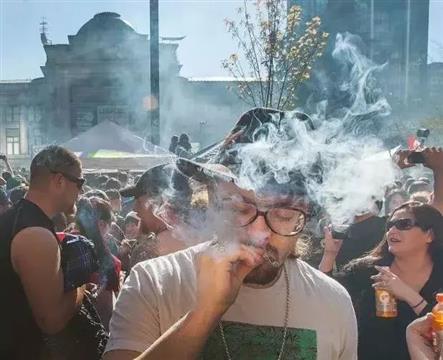 温哥华市中心千人欢庆大麻节 全城飘臭味